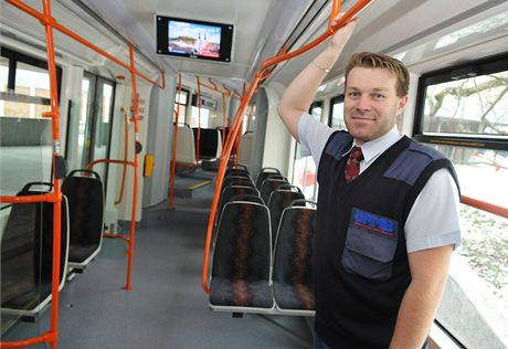 Poslední várka tramvají 13T Porsche pro Dopravní podník Brno má sedadla seazená za sebou.