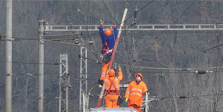 Mladého mue zasáhl elektrický proud, kdy pelézal nákladní vagon na královopolském nádraí v Brn. Ilustraní snímek