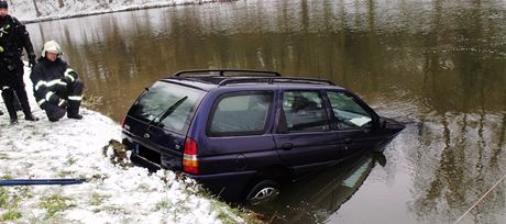 Chatai na Ivanicku sklouzlo auto do eky Jihlavy.