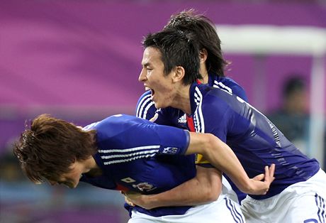 Velká radost fotbalist Japonska na mistrovství Asie.