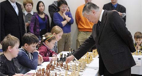 Bývalý achový mistr svta Anatolij Karpov z Ruska sehrál v Lidicích na Kladensku simultánku s dtmi (22. ledna 2011)