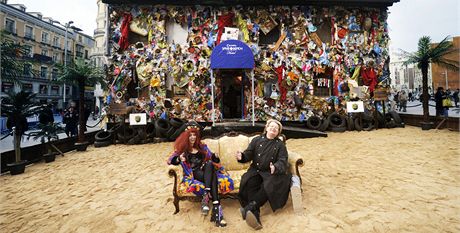 Nmeck vtvarnk Ha Schult (vpravo) se svou umleckou mzou Elke Koskovou ped madridskm hotelem Beach Garbage.