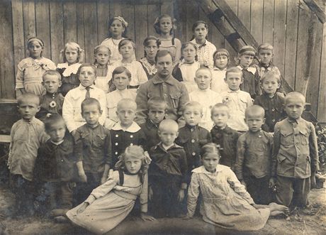Fotografie z roku 1914 z eské koly v Selenin.