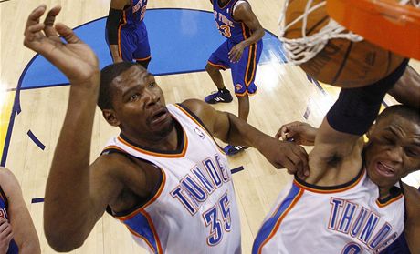Basketbalista Kevin Durant z Oklahomy( vlevo) a jeho spoluhrá Russell Westbrook.