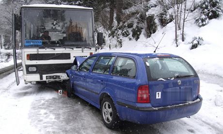 Sráka kody Octavia a autobusu ve pindlerov Mlýn (20. ledna 2011)