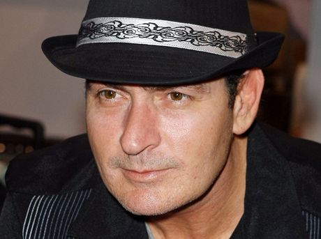 Charlie Sheen se také probojoval do ebíku sdruení Headwear Association.