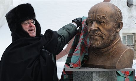 Britský velvyslanec v Estonsku Peter Cater odhaluje bustu herce Seana Conneryho v Tallinnu