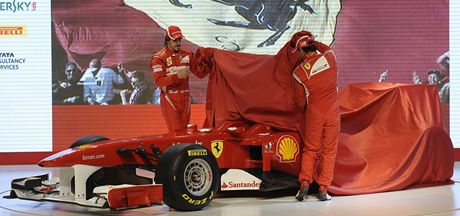 NOVÝ KRASAVEC. Fernando Alonso (vlevo) a Felipe Massa odhalují monopost Ferrari pro sezonu 2011.