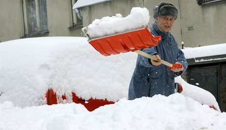 Na úklid snhu u by nemli být obyvatelé eských Budjovic sami. S odklízením snhu i s bným úklidem ulic by mli v budoucnu pomáhat lidé nezamstnaní nebo lidé odsouzení k obecn prospným pracem.