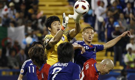 Závar ped jihokorejskou brankou v zápase s Japonskem
