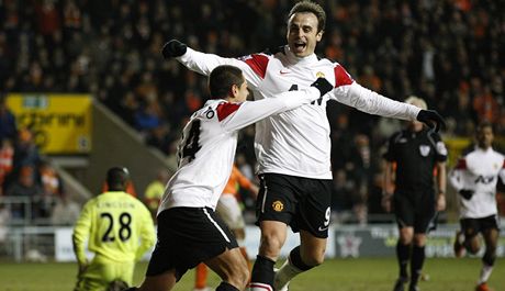 Dimitar Berbatov z Manchesteru United (vpravo) pijímá gratulaci od Javiera Hernandeze, k jednomu ze svých gól v zápase s Blackpoolem