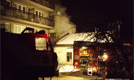 Hasii likvidují poár u evakuovaného domu ve Fulneku.