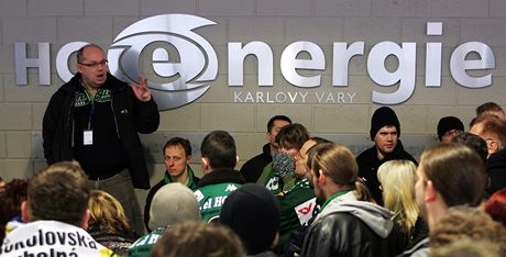 Generální manaer HC Energie Karlovy Vary pi setkání s fanouky.