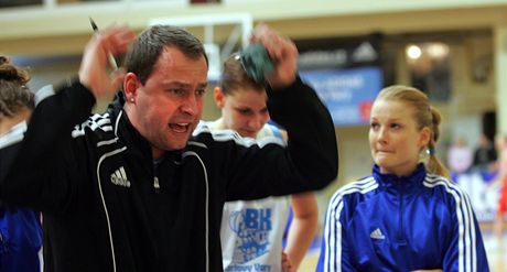 Trenér karlovarských basketbalistek David Zdenk udílí pokyny bhem time-outu.