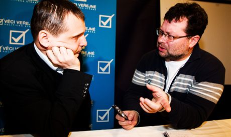 Ministr dopravy Vít Bárta s reportérem MF DNES Jaroslavem Kmentou na tiskové konferenci, kde Bárta vysvtloval, zda mla jeho bývalá firma ABL politické objednávky.