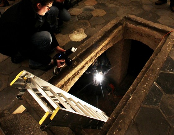 Po necelých dvou stoletích otevřeli odborníci kryptu v kutnohorské kostnici. (26. ledna 2011)