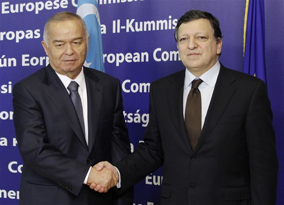 Uzbecký prezident Islam Karimov a pedseda Evropské komise José Barroso (24. ledna 2011) 