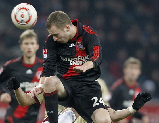 Michal Kadlec z Leverkusenu bojuje v utkání s Hannoverem.