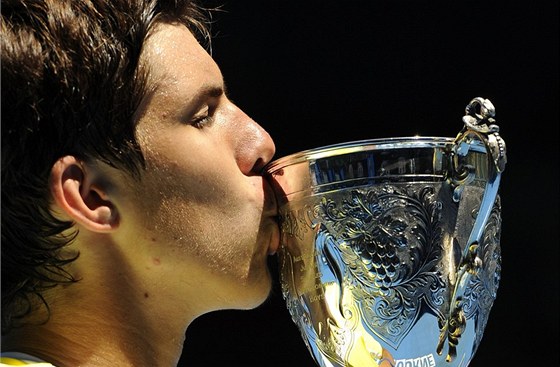 Jií Veselý líbá trofej pro vítze juniorského turnaje Australian Open.
