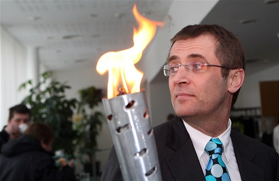estný prezident organizaního výboru 10. Zimního evropského olympijského festivalu mládee Roman Kumpot pi pedávání olympijského ohn.