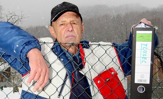 Miroslav Šimonek protestuje proti těžbě na kopci Tlustec  již několik let.