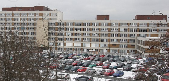 Parkovit ped fakultní nemocnicí v Plzni na Lochotín bývá denn zaplnné do posledního místeka.