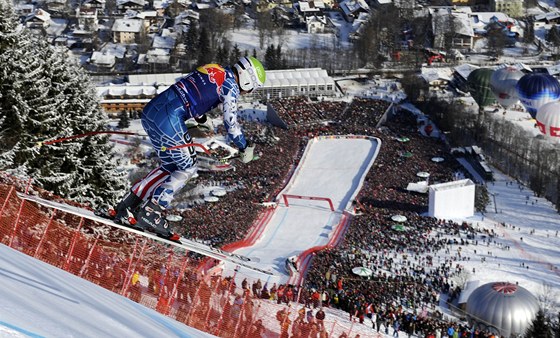 Americký lyar Bode Miller pi sjezdu slavného Hahnenkammu v Kitzbühelu