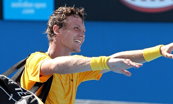 Tomá Berdych zdraví fanouky po postupu do dalího kola Australian Open