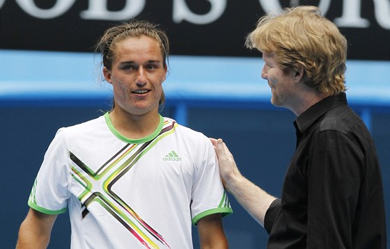 Alexandr Dolgopolov (vlevo) v rozhovoru s Jimem Courierem