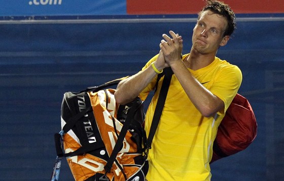 Tomá Berdych dkuje svým píznivcm za podporu po prohraném tvrtfinále Australian Open