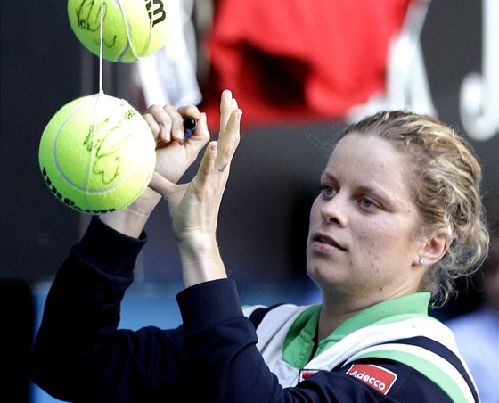 Kim Clijstersová dává autogramy po vítzném semifinále Australian Open