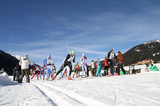 Prjezd oberstvovací stanicí v podání ela startovního pole. Dolomitenlauf 2011