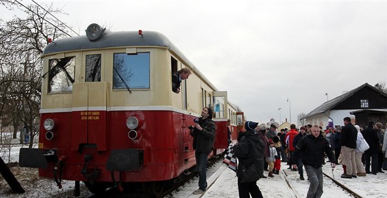 Jemničtí se s pravidelnou železniční dopravou rozloučili na konci roku 2010. Od té doby na trať do Moravských Budějovic vyjede osobní vlak jen sporadicky.