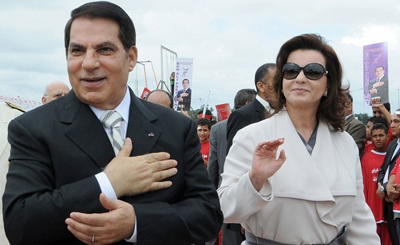 Bin Alí s rozhazovanou manelkou Lejlou. Pár, který vládl Tunisku, ze zem vyhnalo a povstání
