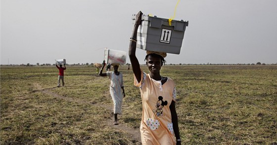 lenové volebních komisí a poslíci nesou skrze bainy vci potrebné ve volebních místnostech. Do nkterých oblastí v jiním Súdánu se auta prost nedostala (14. ledna 2011)