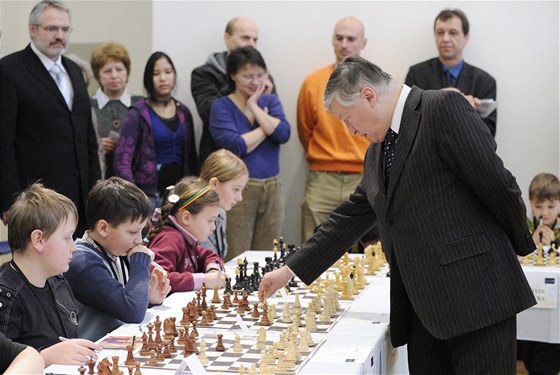 Bývalý achový mistr svta Anatolij Karpov z Ruska sehrál v Lidicích na Kladensku simultánku s dtmi (22. ledna 2011)