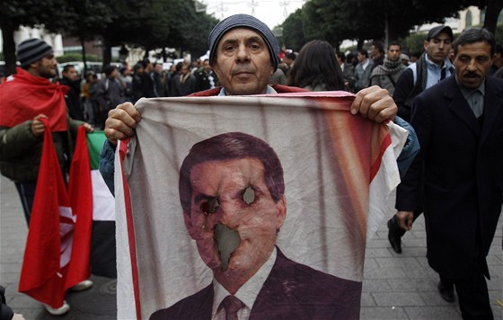 Protestující Tunisan s ohoelou podobiznou uprchlého prezidenta bin Alího (25. ledna 2011)