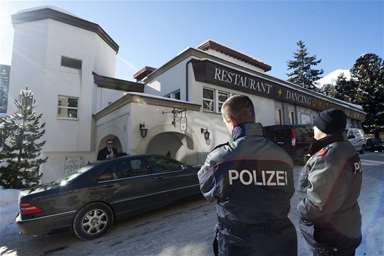 Policisté ped davoským hotelem Morosani, kde se ozvala detonace (27. listopadu 2011)