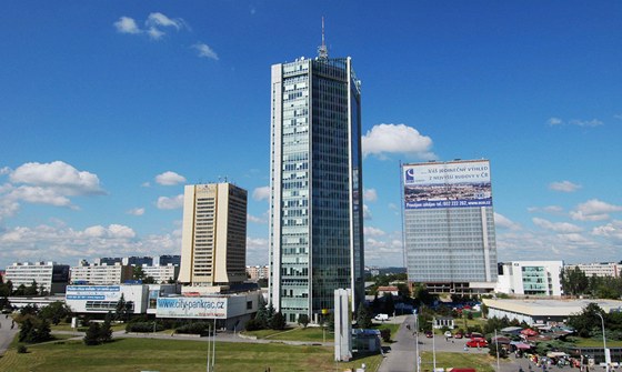 Na snímku dvě nejvyšší budovy v Česku: pražská City Tower (109 metrů, vpravo v pozadí) a City Empiria (104 metrů, uprostřed).