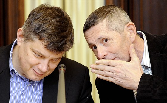 Generální editel Sazky Ale Huák (vlevo) a pedseda STV Pavel Koan.