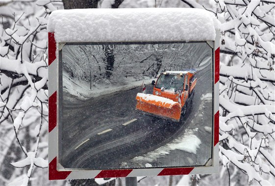 V Krkonoích silniái motoristm doporuují zvýenou opatrnost v okolí lyaských stedisek s umlým zasnováním.(Ilustraní foto)