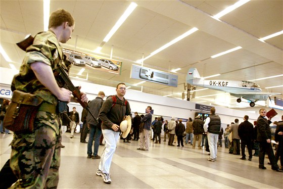 Policista v příletové hale ruzyňského letiště. Ilustrační foto
