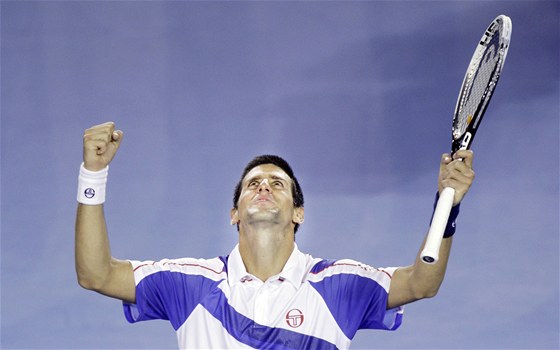 Novak Djokovi postoupil pes Federera do svého druhého finále na Australian Open.  