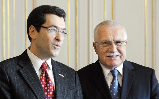 Nový americký velvyslanec v esku Norman Eisen (vlevo) pedal 28. ledna na Praském hrad prezidentu Václavu Klausovi povovací listiny.