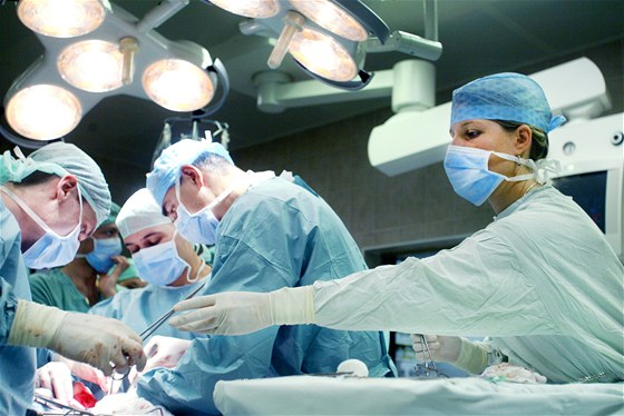 Lékai z Vojenské nemocnice Brno odmítli v pípad krize slouit pesasy za kolegy, kteí z jiných nemocnic. Ilustraní foto