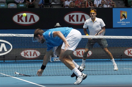 Stanislas Wawrinka se marn snaí vrátit mí na polovinu Rogera Federa. Druhý jmenovaný vyhrál tvrtfinálový zápas na Australian Open ve tech setech.