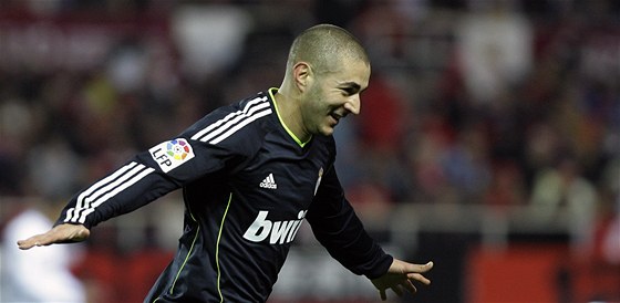 Karem Benzema se raduje z gólu, jím rozhodl první semifinále panlského poháru mezi Realem Madrid a domácím FC Sevilla.