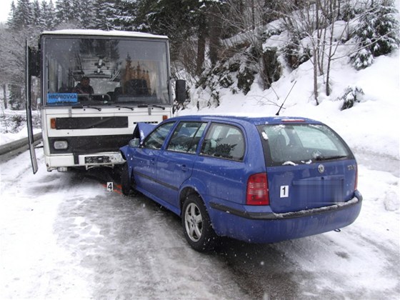 Sráka kody Octavia a autobusu ve pindlerov Mlýn (20. ledna 2011)