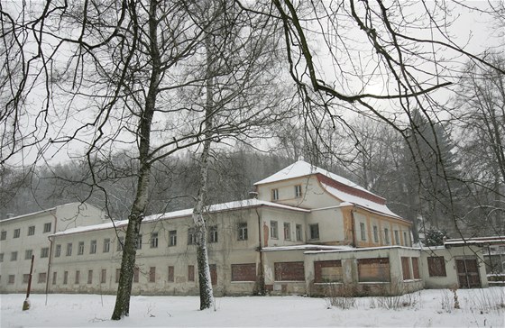 Zchátralý areál lázní v Bělovsi (21.1.2011).