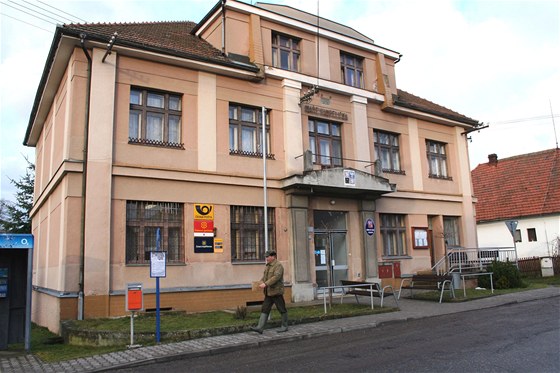 Neznámý pachatel si vyhlédl úad v obci v okrese Brno-venkov. Zpsobil kodu za více ne tvrt milionu. ilustraní snímek